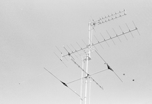 831054 Afbeelding van een draaibare televisieantenne op het dak van het huis Ondiep 67bis te Utrecht.